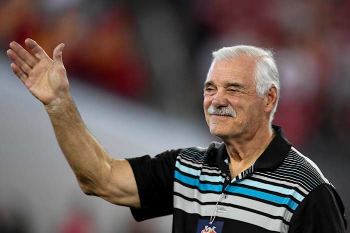 Former Dolphins running back Larry Csonka acknowledges the crowd at the Gator Bowl in January 2020.